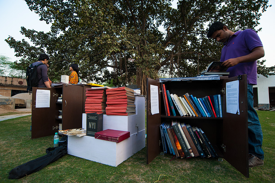 Fotograficzna biblioteka w okolicach Qutub Minar, New Delhi (Indie. Dzień jak co dzień.)